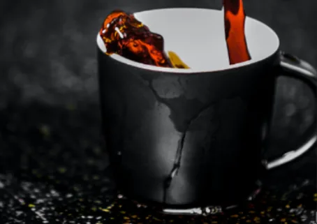 Du café versé dans une tasse noire